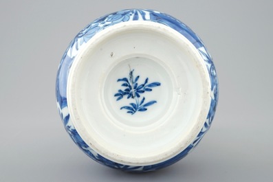 Un vase de forme double gourde en porcelaine de Chine bleu et blanc aux papillons, Kangxi